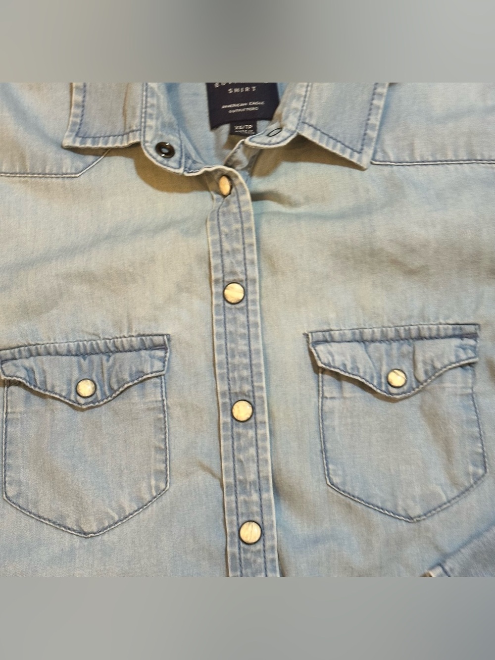 American Eagle Boyfriend Fit Pearl Snap Light Chambray Denim Shirt Sz XS (v) - Picture 3 of 13